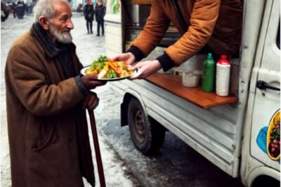 “Bueno… No Tengo Dinero”, Dijo el Hombre, Mirando el Plato de Comida.