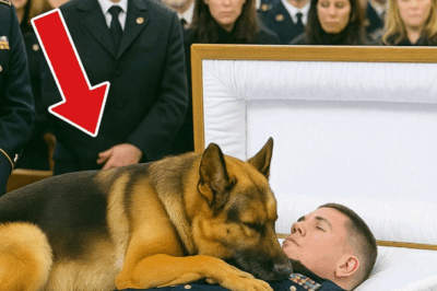 Ni siquiera en el funeral el perro K9 quiso alejarse de su lado.