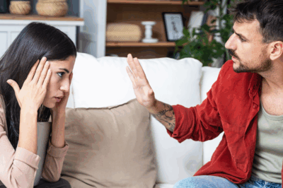Decidí poner a prueba a mi esposo y le dije: “Cariño, me despidieron del trabajo” — aunque en realidad me habían ascendido. Su reacción fue brutal: me gritó que no servía para nada. Al día siguiente, sin querer, escuché una conversación entre él y mi suegra… Lo que oí me dejó helada. 😲😲😲 Cuando le di la falsa noticia, no mostró ni preocupación ni sorpresa… solo rabia. “Era cuestión de tiempo”, murmuró, cerrando su portátil con furia. “Nunca sirves para nada…”