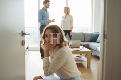 Fingí que me habían despedido para poner a prueba a mi marido… pero lo que escuché después lo cambió todo