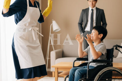 El millonario sorprendió a todos cuando, al llegar inesperadamente a su casa, vio a la empleada de limpieza bailando con su hijo en silla de ruedas…