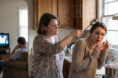 Estaba cocinando sopa cuando, de repente, mi suegra me golpeó con una cuchara. —¡Cocinera incompetente! —gritó. Mi marido simplemente subió el volumen del televisor. Pero esta fue la última vez que cocinaría para ellos…