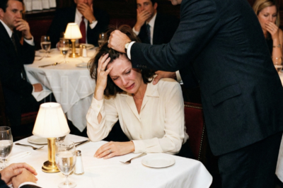 En el restaurante, mi yerno agarró del pelo a mi hija delante de todos. Su padre incluso lo animó a gritos: “¡Así es como debe ser! ¡Tiene que aprender cuál es su lugar!” Mi hija rompió a llorar, humillada y temblando. Yo me levanté de la mesa con el cuerpo sacudido por una rabia incontenible y, en ese instante, hice algo que ninguno de ellos olvidaría jamás.