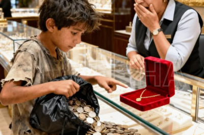 Un niño harapiento entró silenciosamente en la lujosa joyería y derramó miles de monedas frías sobre el vidrio reluciente