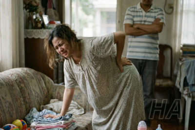 Ela tinha acabado de dar à luz, mas não parava de dizer que suas costas doíam. O marido dizia que ela estava apenas fazendo manha. Mas quando ele, por acaso, olhou as imagens da câmera…