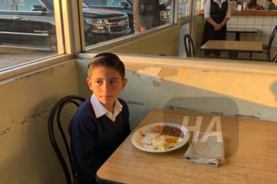 Yo solo pensaba que le estaba dando desayuno a un niño pobre. Hasta el día en que cuatro Suburban blindadas se detuvieron frente a mi café…